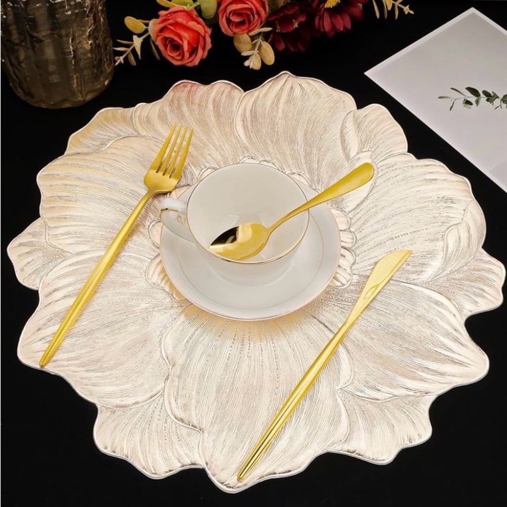 🩷. . Elegant White Flower-Shaped Placemats - Set of 1 (includes 6)